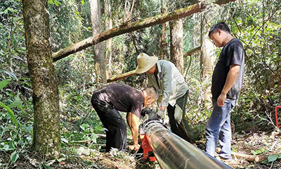 咸丰县坪坝营原始森林中架设安全饮水管线